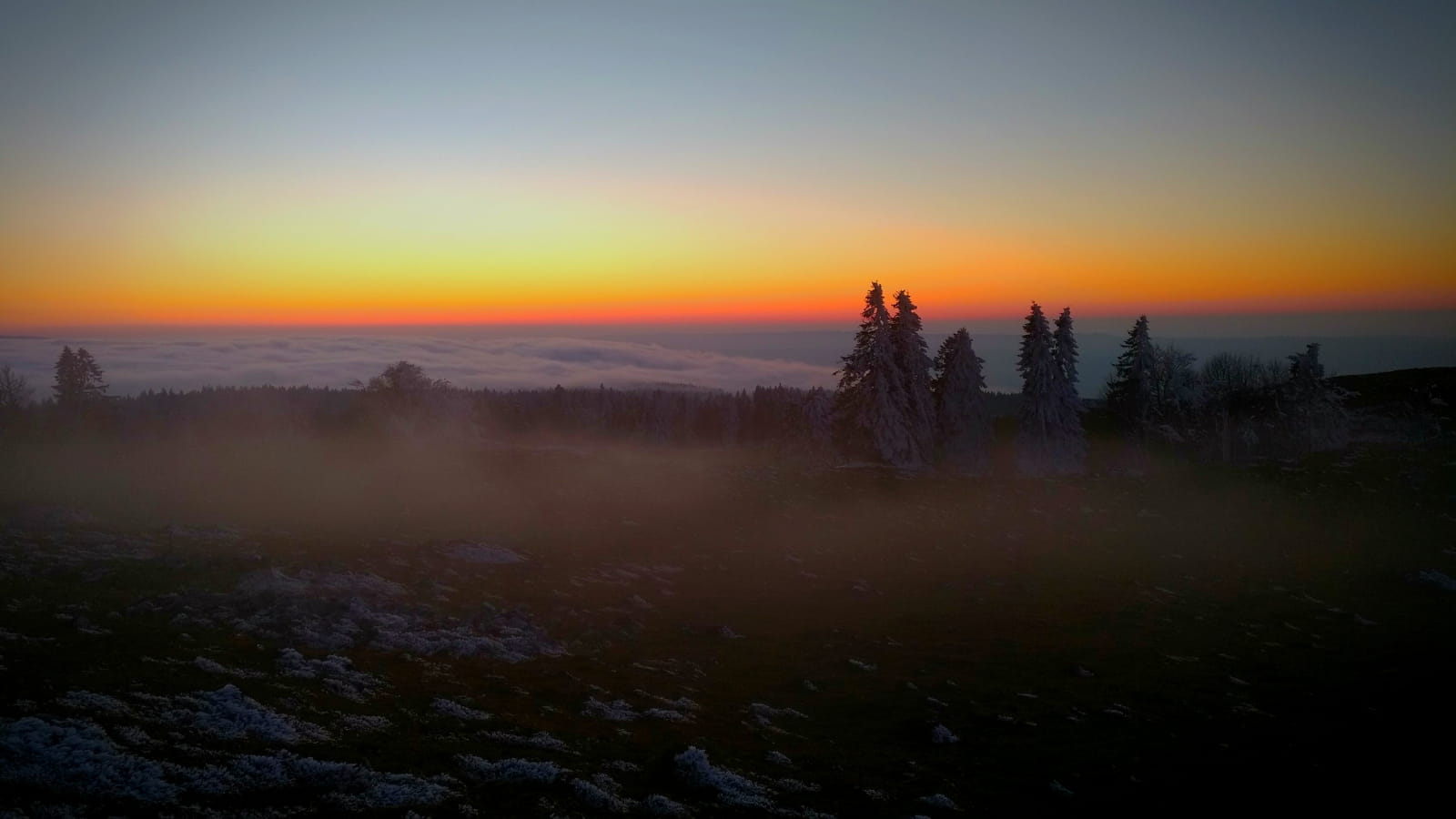 Rando : lever de soleil sur les crêtes