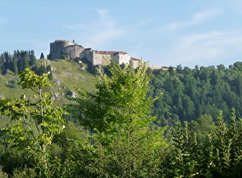 Aire de stationnement - Château de Joux - LA CLUSE-ET-MIJOUX